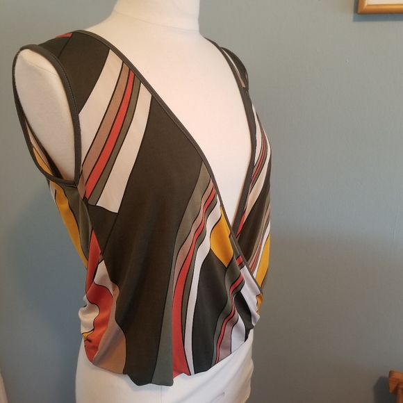 Deep v-neck front & back. Elegant, 70's colors, geometric pattern, size medium - Picture 5 of 8